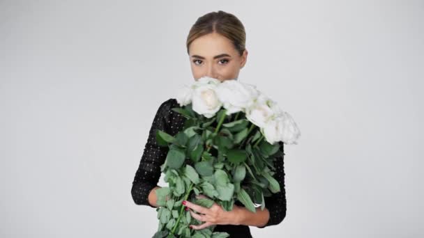 エレガントなバレリーナプレゼントの花束のバラでカメラで白の背景 — ストック動画