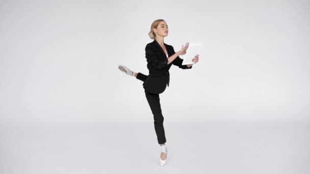 Elegant Ballerina Pointe Visar Digital Tablett Kameran Vit Bakgrund — Stockvideo