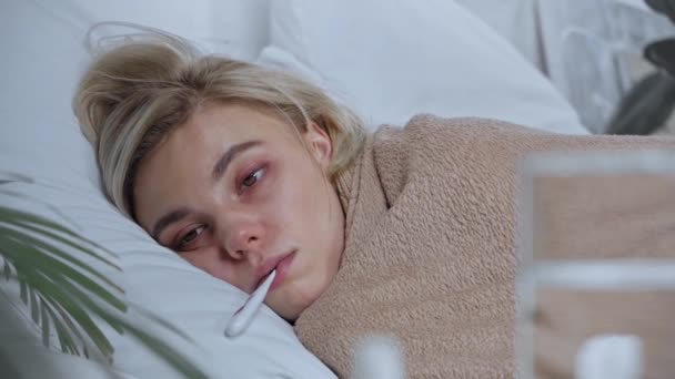 Ağzı Dijital Termometreyle Yatakta Yatan Hasta Kadının Seçici Odağı — Stok video