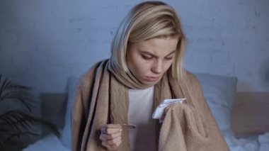 Hasta kadın ilaçlarla dolu bir paketle reçete okurken...