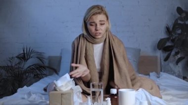 Hasta kadın konuşurken ve hapşırırken uyandı. 