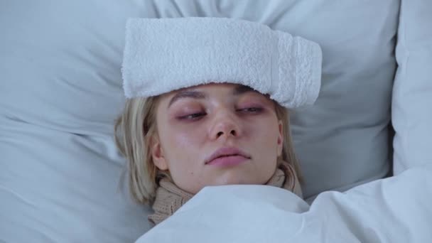 Yatak Odasında Yatan Alnında Havlu Olan Hasta Kadının Yukarıdan Görünüşü — Stok video