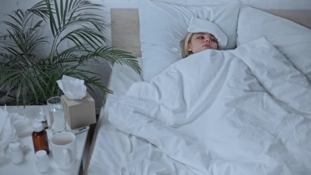 Alnında Havlu Olan Hasta Bir Kadının Ilaç Tedavisinin Yanında Yatmasının — Stok video