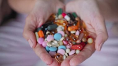 Odaklanan haplar, elleri kelepçeli kadınlar üzerinde.