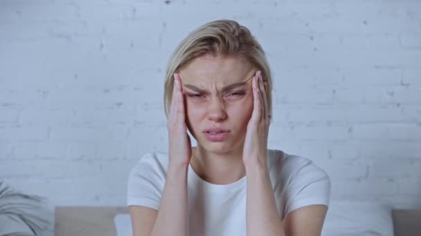 Hasta Kadın Evde Baş Ağrısı Çekerken Şakaklara Dokunuyor — Stok video