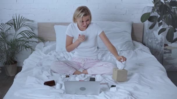 Zieke Vrouw Neemt Servet Niezen Buurt Van Laptop Smartphone Bed — Stockvideo