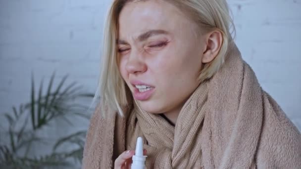 Mujer Enferma Envuelta Manta Usando Aerosol Nasal — Vídeos de Stock