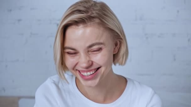Blondynka Młoda Kobieta Śmieje Się Patrząc Aparat Domu — Wideo stockowe