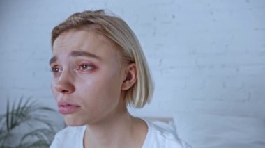 Hüsrana uğramış ve hasta bir kadın evine bakıyor.