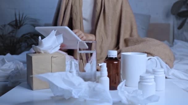 Dijital Tabletli Hasta Bir Kadının Yanındaki Masada Seçici Ilaç Odağı — Stok video