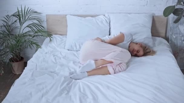 Hiperlapso Mulher Que Sofre Dor Estômago Enquanto Está Deitada Cama — Vídeo de Stock