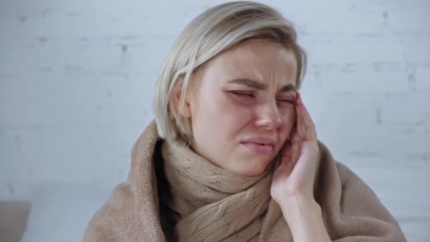 自宅で頭痛に悩まされているブロンドの女性 — ストック動画