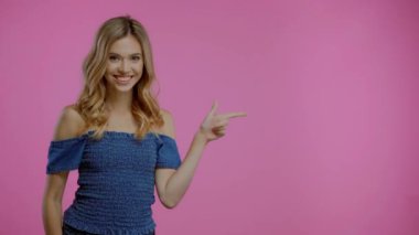 Sarışın kadın mor üzerine izole edilmiş el kol hareketi yapıyor ve kameraya bakıyor.