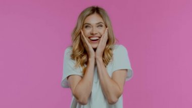 Heyecanlı sarışın kadın mor saçlara dokunuyor.