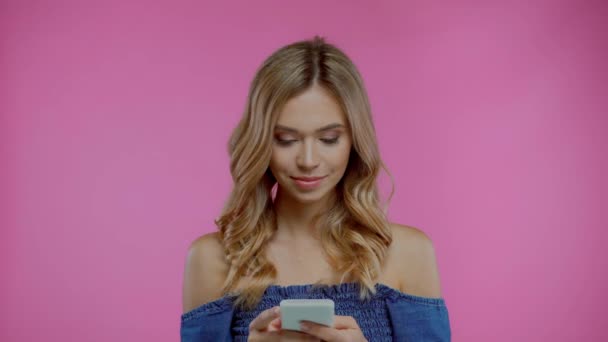Sarışın Kadın Akıllı Telefon Kullanıyor Mor Üzerine Izole Edilmiş Kameraya — Stok video