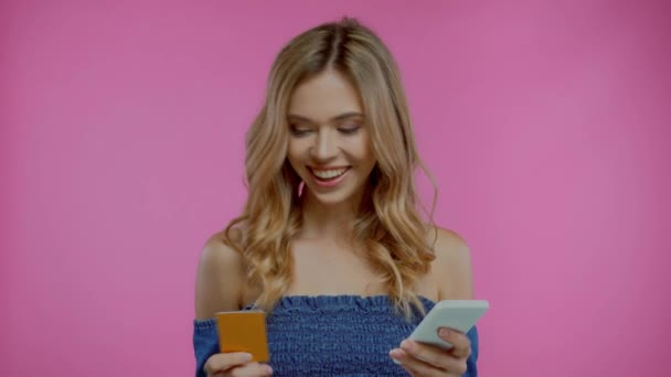 Sarışın Kadın Mor Üzerine Izole Edilmiş Akıllı Telefon Kredi Kartı — Stok video