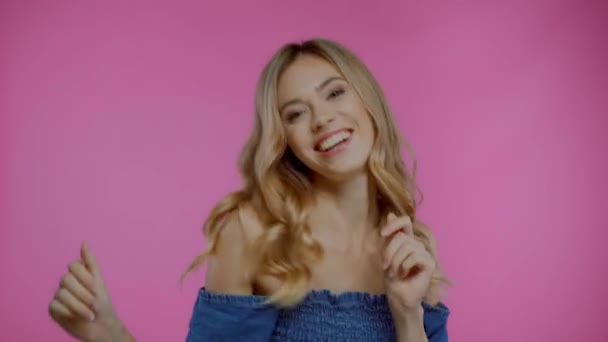 Blond Kvinna Dansar Och Tittar Kameran Isolerad Lila — Stockvideo