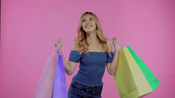 Блондинка Танцует Красочными Сумками Изолированными Фиолетовый — стоковое видео