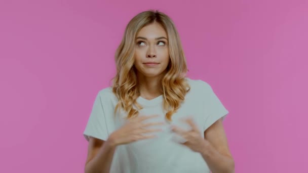 Upprörd Blond Kvinna Visar Skakig Gest Isolerad Lila — Stockvideo