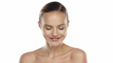 Kameraya gülen genç bir kadının portresi beyaza izole edilmiş.