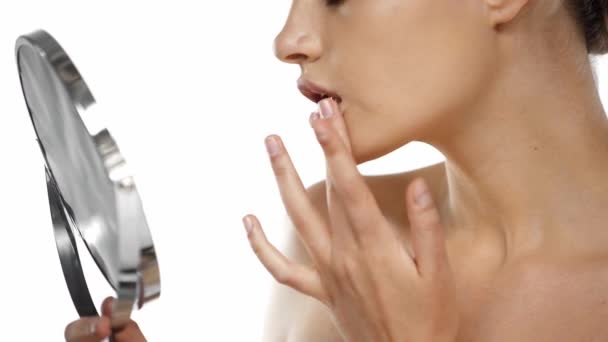 Jeune Femme Regardant Miroir Appliquant Baume Lèvres Isolé Sur Blanc — Video