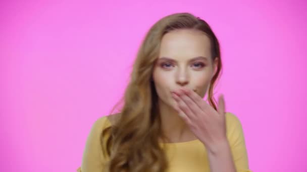 Jonge Vrouw Het Verzenden Van Lucht Kussen Geïsoleerd Roze — Stockvideo