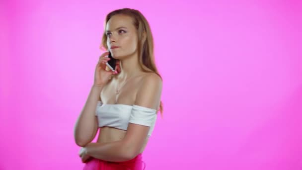 Jovem Mulher Falando Telefone Mostrando Olá Gesto Isolado Rosa — Vídeo de Stock