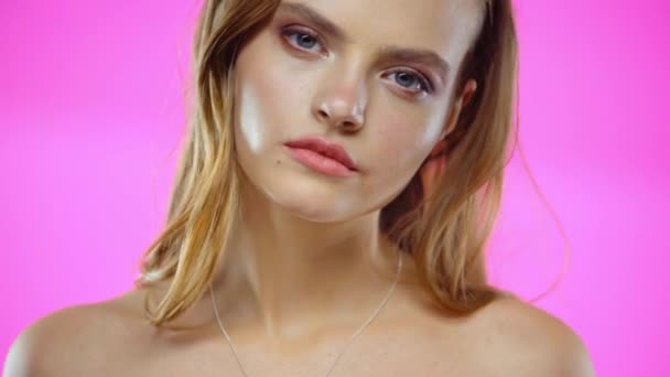 Portret Van Jonge Vrouw Aanbrengen Gezichtscrème Geïsoleerd Roze — Stockvideo