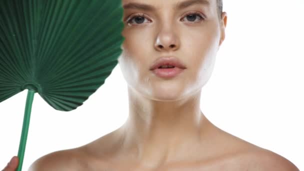 Retrato Mujer Joven Tocando Cara Con Hojas Verdes Aisladas Blanco — Vídeo de stock