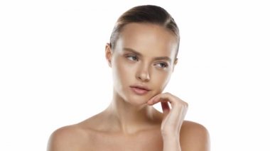 Yüze dokunan kadın portresi, beyaz üzerine izole edilmiş sessizlik hareketi.