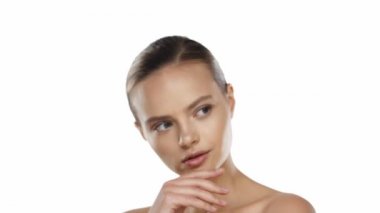 Yüzüne dokunan genç bir kadının portresi beyaz ellerle izole edilmiş.