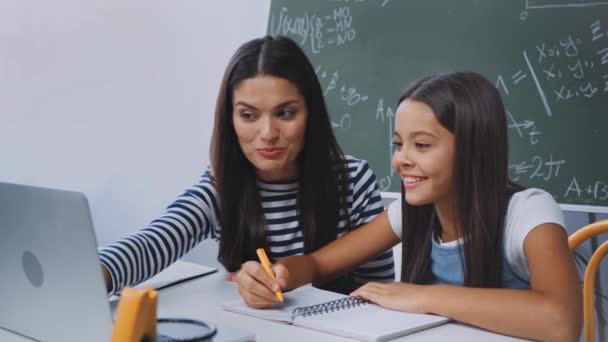 Çocuk Annesine Yakın Dizüstü Bilgisayara Bakıyor Defterine Yazıyor — Stok video