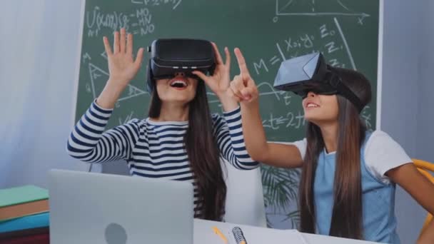 Mutter Und Tochter Gestikulieren Virtual Reality Headsets Neben Laptop Auf — Stockvideo