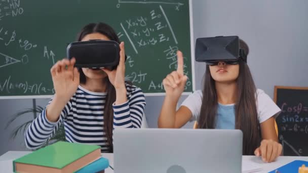 Mujer Chica Auriculares Realidad Virtual Gesticulando Cerca Computadora Portátil — Vídeo de stock