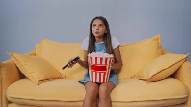 Garoto Sentado Sofá Assistindo Filme Comendo Pipocas — Vídeo de Stock