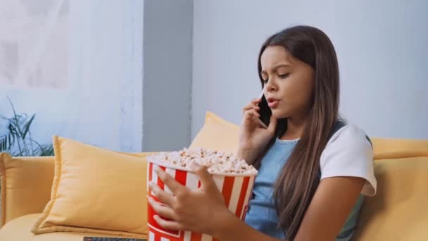 Bambino Che Parla Smartphone Guarda Film Mangia Popcorn — Video Stock