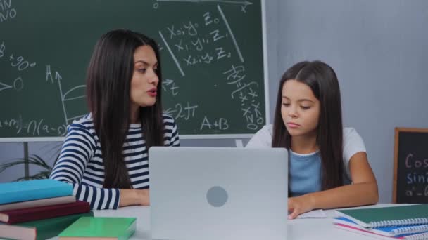 Mamma Pratar Med Barn Nära Laptop Samtidigt Förklara Läxor — Stockvideo