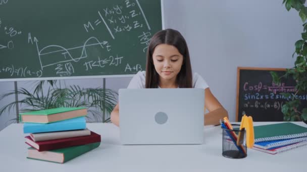 Meisje Met Behulp Van Laptop Zitten Aan Het Bureau Terwijl — Stockvideo