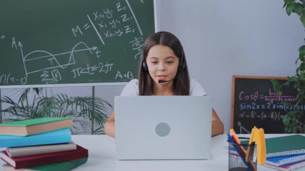 Colegiala Auriculares Que Tienen Chat Vídeo Mientras Estudia Línea Casa — Vídeos de Stock