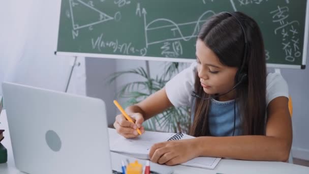 Colegiala Escritura Auriculares Mientras Estudia Línea Casa — Vídeo de stock