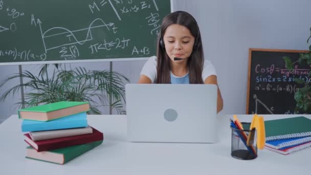 Schülerin Mit Kopfhörer Winkt Beim Online Lernen Hause — Stockvideo