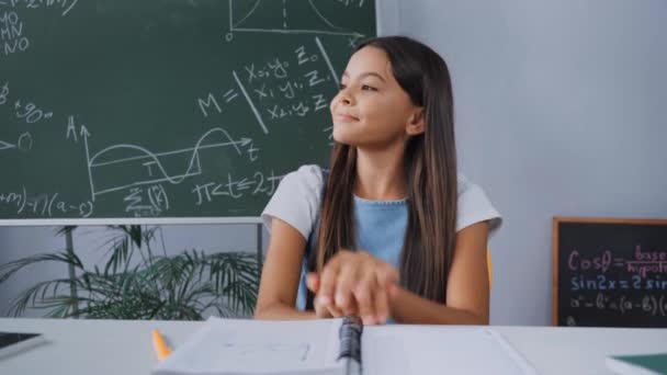 Criança Satisfeito Sentado Mesa Perto Quadro Negro — Vídeo de Stock