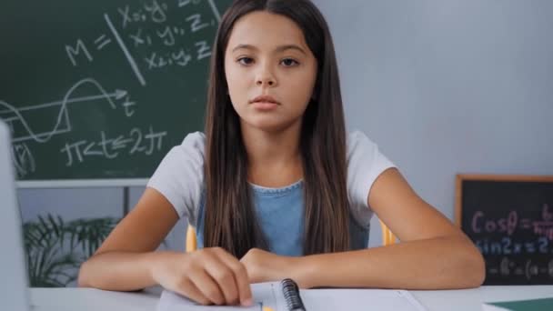 Niño Molesto Sosteniendo Pluma Mientras Escribe Cuaderno — Vídeos de Stock