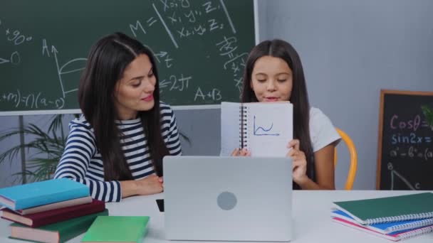 Schoolkind Tonen Notebook Met Wiskunde Grafiek Buurt Van Laptop Moeder — Stockvideo