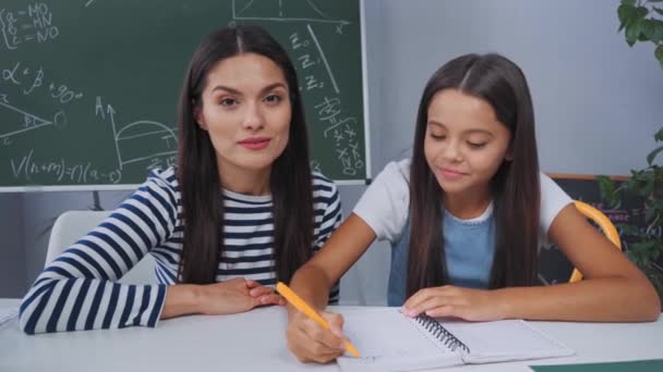 Madre Hija Saludando Las Manos Niño Mostrando Cuaderno — Vídeos de Stock