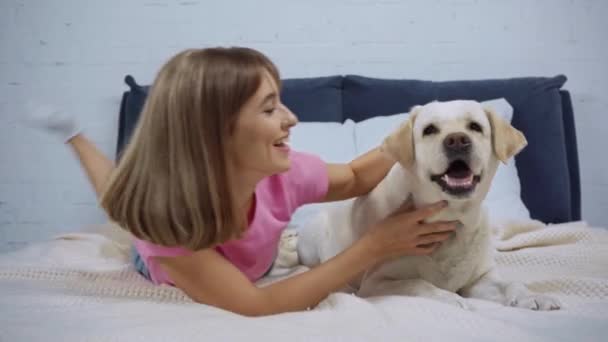 Tevreden Vrouw Liggend Deken Knuffelen Gouden Retriever Hond Slaapkamer — Stockvideo