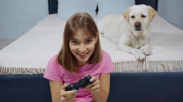 Киев Украина Августа 2020 Радостная Женщина Играет Видеоигру Рядом Собакой — стоковое видео