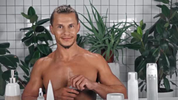 Mężczyzna Używający Dezodorantu Łazience — Wideo stockowe