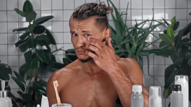 Adam Kırışıklıklara Bakıyor Banyoda Yüzünü Buruşturuyor — Stok video