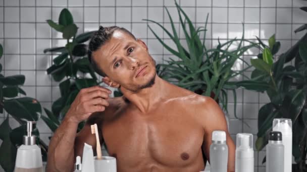 Mężczyzna Używający Pałeczki Uszu Łazience — Wideo stockowe